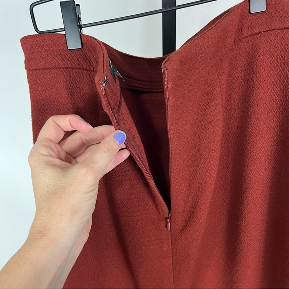 Ann Taylor Textured Pencil Skirt Size 8 - Picture 3 of 8